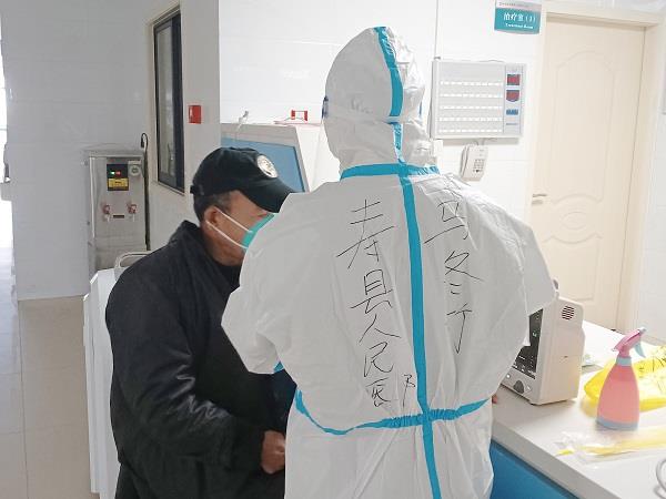 馬冬竹護士長為患者測血壓 馬冬竹護士長為患者測血壓.jpg
