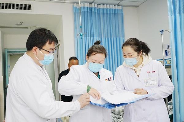 1 為待檢患者查房.JPG